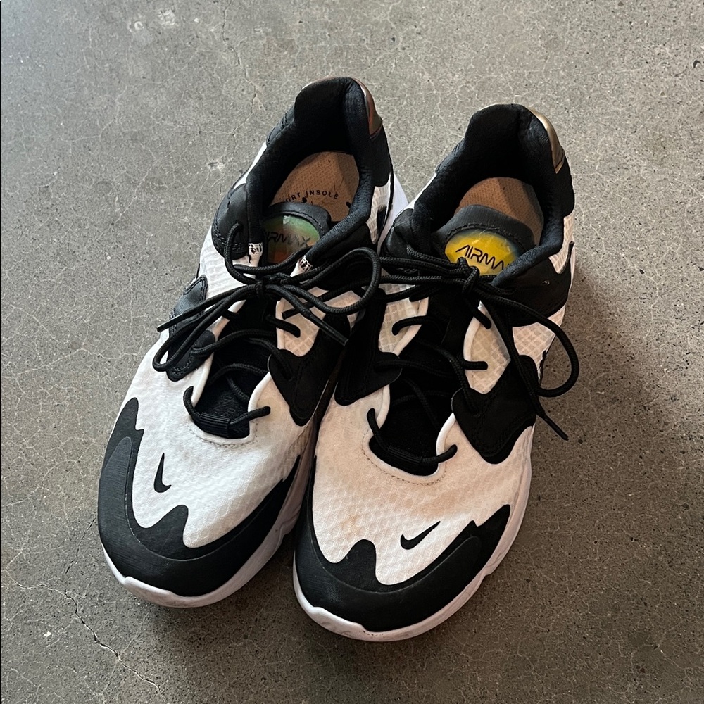 Nike women’s White and Black Wave-Pattern Sneakers